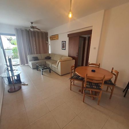 Nice Holiday Apartment Paphos Exteriör bild